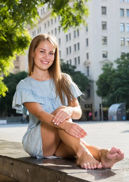 Usmívající Atraktivní Dívka Lehkých Modrých Šatech Sedí Parapetu Centru Města — Stock fotografie