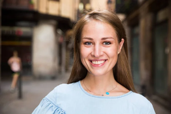 Barcelona Nın Tarihi Merkezinde Yürüyen Açık Mavi Elbiseli Gülümseyen Genç — Stok fotoğraf