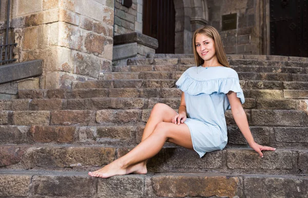 Fiatal Mosolygós Lány Könnyű Kék Ruha Lépcsőn Templom Kecses Pózban — Stock Fotó