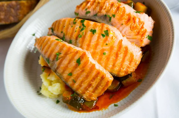 Lekkere Biefstuk Van Gegrilde Zalm Saus Met Peper Citroen Geserveerd — Stockfoto