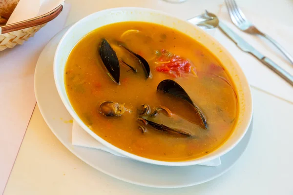 白鉢で提供されるムール貝 野菜とおいしいシーフードスープ — ストック写真