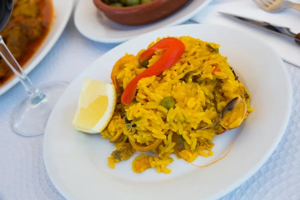 Paella Met Garnalen Peper Groenten Citroen Schotel Hoge Kwaliteit Foto — Stockfoto