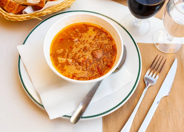 스페인 Lentejas Con Chorizo 토마토 소스에 송아지 세라믹 접시에 담는다 — 스톡 사진