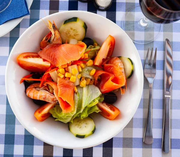 Ensalada Gambas Salade Saumon Crevettes Légumes Cuisine Espagnole — Photo