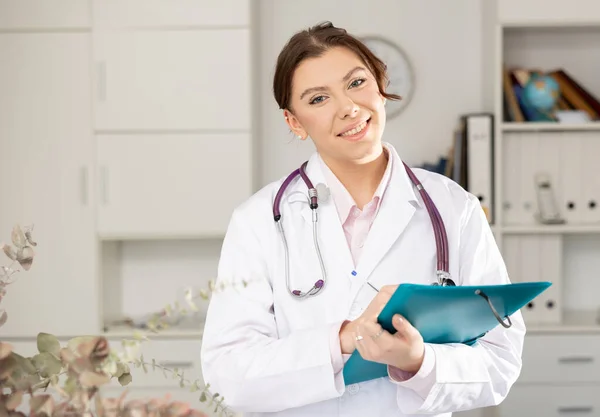 Positive Ärztin Steht Mit Dokumenten Klinik — Stockfoto