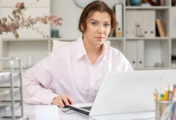 Successful Adult Business Woman Using Laptop Workplace Office — Stock Photo, Image