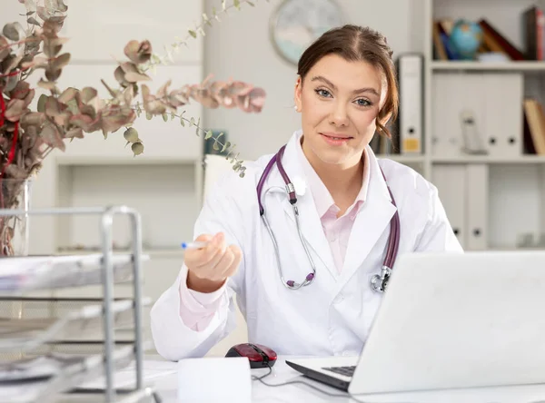 Πορτραίτο Γυναίκας Γιατρού Που Εργάζεται Laptop Και Έγγραφα Στην Κλινική — Φωτογραφία Αρχείου