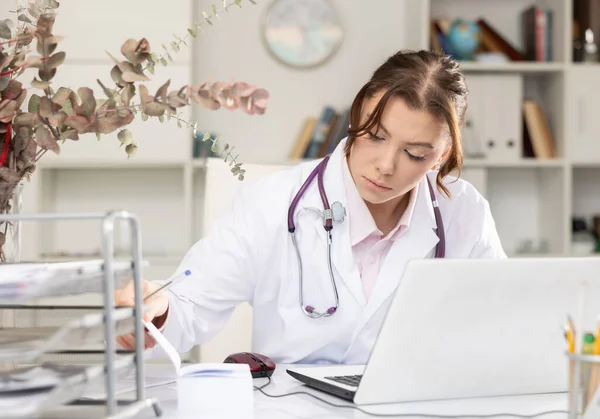 Donna Positiva Medico Seduto Sul Posto Lavoro Con Computer Nel — Foto Stock