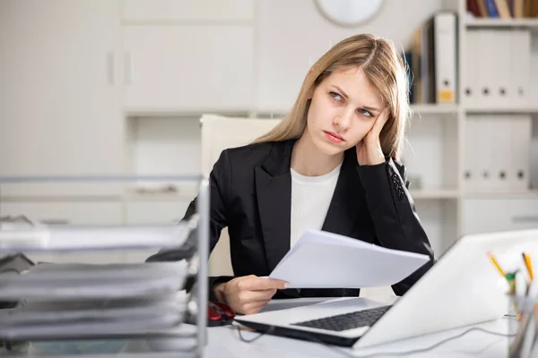 Traurige Mitarbeiterin Arbeitet Büro Mit Dokumenten Und Ärgert Sich Über — Stockfoto