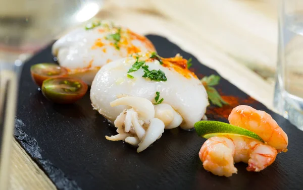 Piring Masakan Mediterania Ikan Sotong Panggang Dengan Paprika Dan Peterseli — Stok Foto