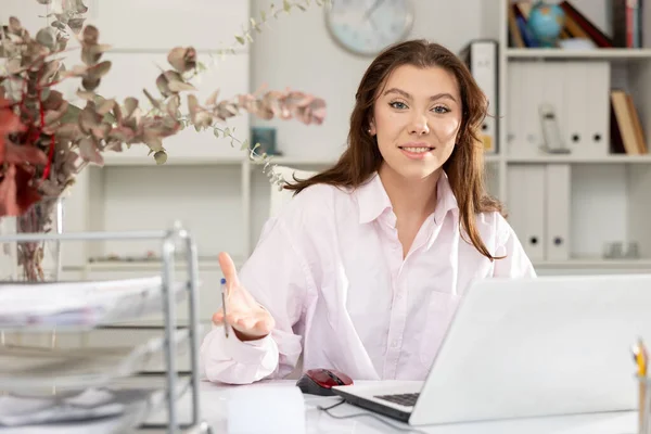 Mujer Negocios Adulta Exitosa Que Utiliza Ordenador Portátil Lugar Trabajo —  Fotos de Stock