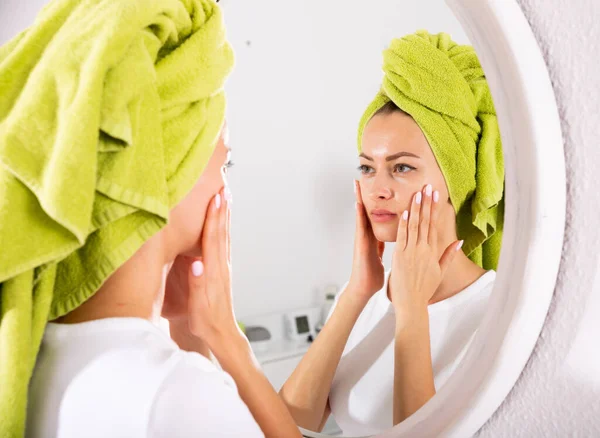 Muchacha Atractiva Toalla Haciendo Masaje Facial Delante Del Espejo Dormitorio —  Fotos de Stock