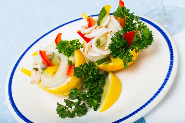 Insalata Tropicale Con Calamari Cetrioli Peperone Servita Gusci Limone Con — Foto Stock