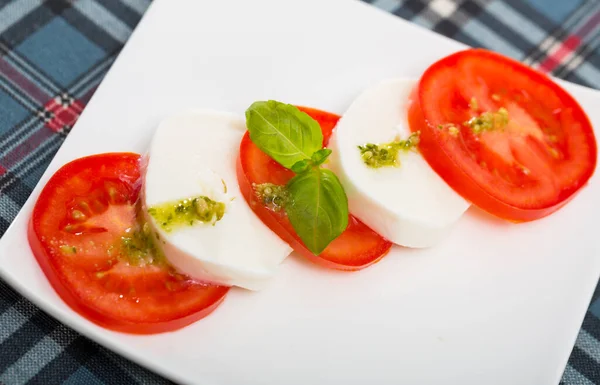 Teller Mit Kalorienarmem Salat Mit Scheiben Käse Und Tomaten — Stockfoto