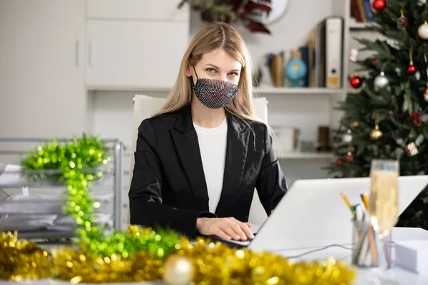 장식을 사무실에 크리스마스 트리와 마스크를 사업가의 — 스톡 사진