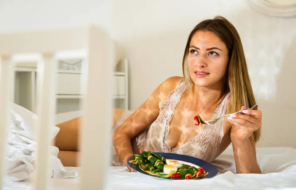 Ung Vacker Kvinna Äter Grönsakssallad Sin Säng — Stockfoto