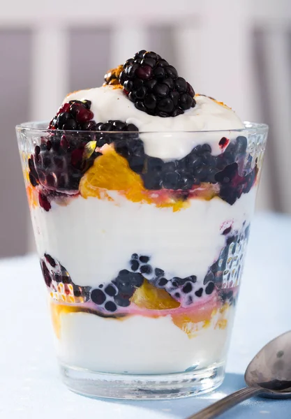Dessert Aus Joghurt Mit Brombeeren Und Orange Hochwertiges Foto — Stockfoto