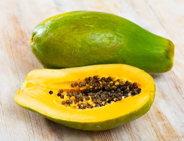 Fresh Ripe Papaya Cut Half Juicy Orange Flesh Black Seeds — Stock Photo, Image