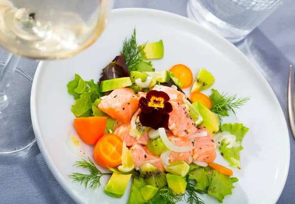 Delicious Ceviche Salmon Avocado Kumquat Green Dill Garnished Heartsease Flowers — Stockfoto