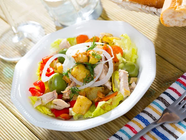 Hausgemachter Salat Mit Huhn Auberginen Salat Paprika Karotten Und Dill — Stockfoto