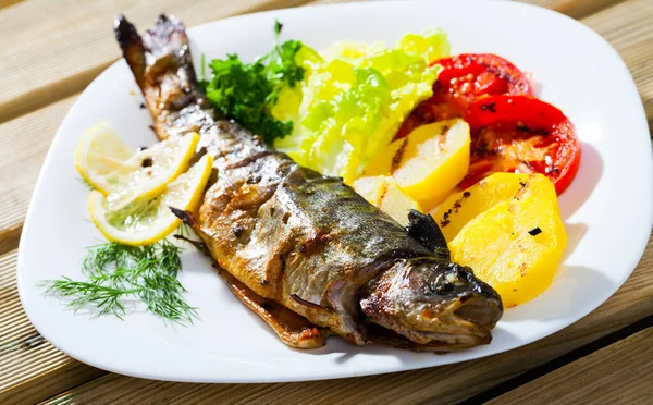 Appetizing Grilled Whole Trout Vegetable Garnish Potatoes Tomatoes Greens Sliced — Stock Photo, Image