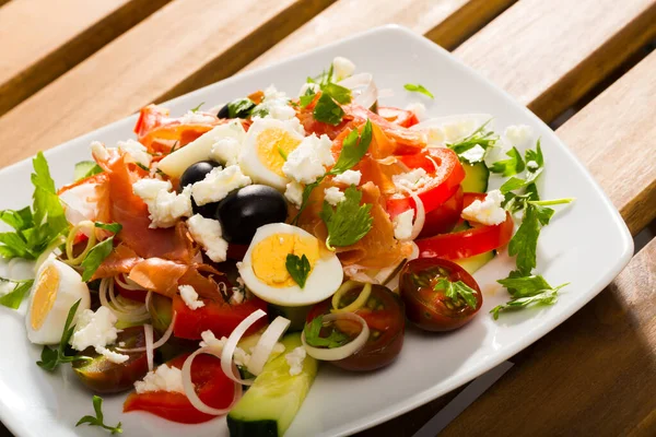 Ulusal Bulgar Yemeği Çoban Salatası Salatası Taze Domates Salatalık Soğan — Stok fotoğraf