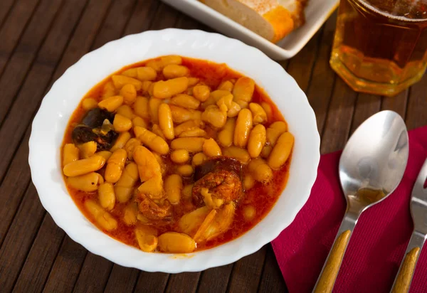 ソーセージとオーストリア豆のおいしい自家製シチュー 伝統的なスペイン料理 — ストック写真