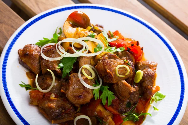 Portion Stewed Beef Mushrooms Bell Pepper Onion Garnished Parsley — Fotografia de Stock