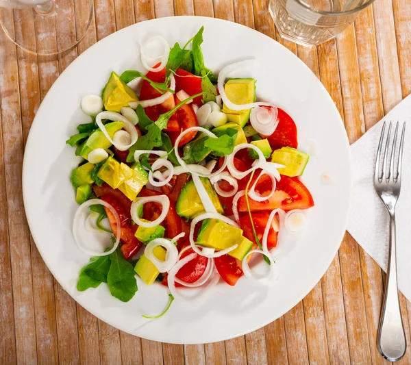 Gesunder Veganer Salat Mit Avocado Rucola Und Tomate Auf Weißem — Stockfoto