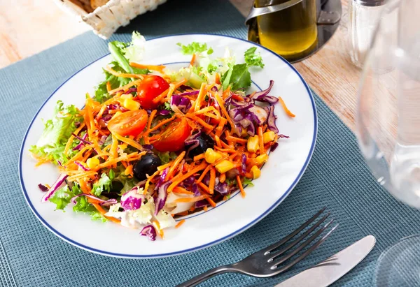 Tallrik Med Läcker Sallad Gjord Sallad Tomater Majs Lök Morötter — Stockfoto