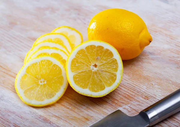 Čerstvé Plátky Citronu Světle Dřevěném Pozadí — Stock fotografie