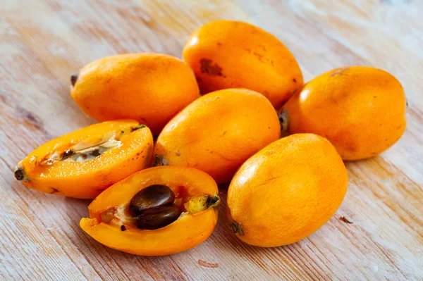 Closeup Frutas Nêspera Amarelas Orgânicas Inteiras Cortadas Pela Metade Fundo — Fotografia de Stock
