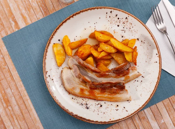 Restaurante Que Sirve Platos Panceta Cerdo Frito Rodajas Patata — Foto de Stock