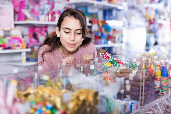 感情的な幸せな陽気な正小さな女の子選択甘いですキャンディーショップ — ストック写真