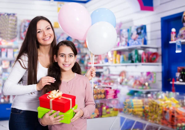 Lachende Jonge Vrouw Gelukkig Meisje Met Geschenken Ballonnen Snoepwinkel — Stockfoto