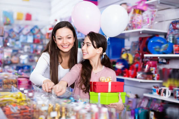 Sorridente Felice Femmina Positiva Ragazza Con Regali Palloncini Nel Negozio — Foto Stock