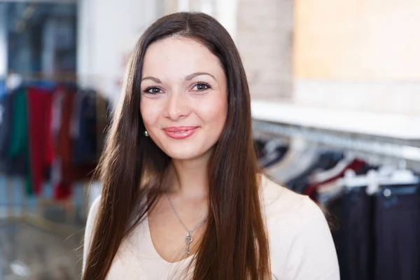 Moda Dükkanında Duran Genç Bayan Müşterinin Portresi — Stok fotoğraf