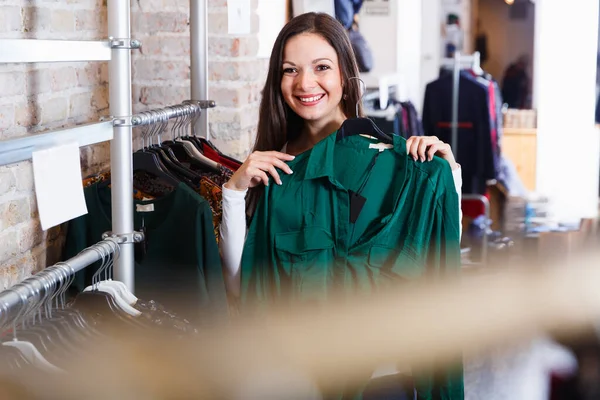 时装店里高兴的女性顾客选择衬衫的画像 — 图库照片