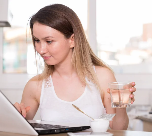 Retrato Mulher Alegre Que Está Trabalhando Com Laptop Mesa Casa — Fotografia de Stock