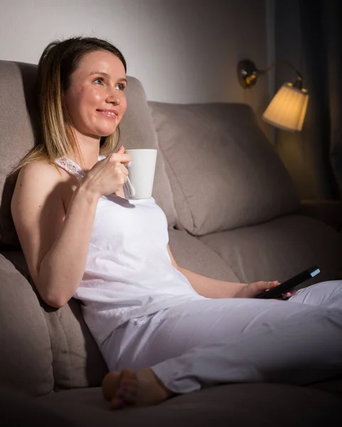 Genç Bayan Televizyon Seyrediyor Evde Çayla Oturuyor — Stok fotoğraf