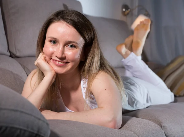 Cheerful Girl Lying Sofa Playful Posing Home — ストック写真