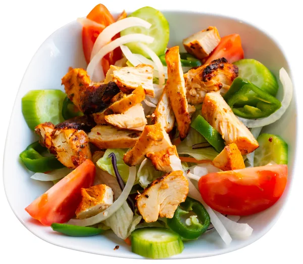 Kâsede Servis Edilen Taze Tavuk Salatası Porsiyonu Beyaz Arkaplan Üzerinde — Stok fotoğraf