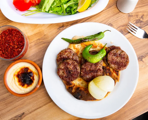 土耳其传统的Kofte 加皮塔和炖菜的辣味烤面包 — 图库照片
