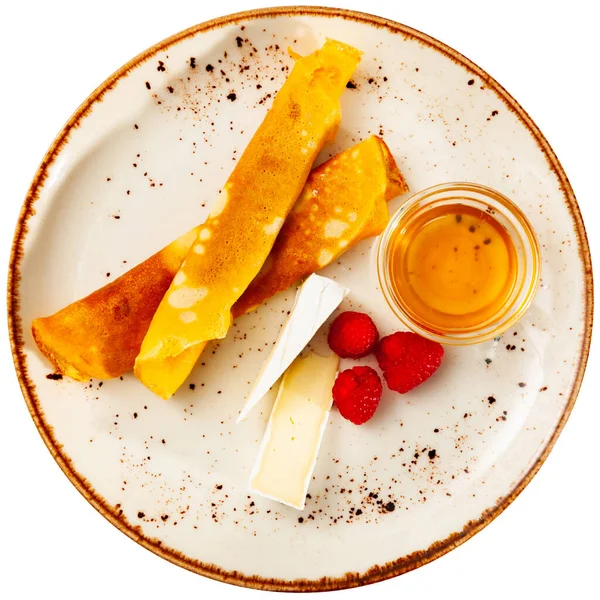 甜奶油与切片柔软的奶油软糖 成熟的覆盆子和蜂蜜的浆果 在白色背景下被隔离 — 图库照片