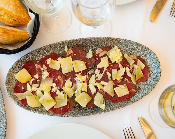 Carpaccio Carne Com Fatias Queijo Servido Mesa Restaurante — Fotografia de Stock