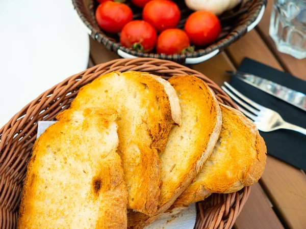 전통적 스페인 Amb Tomaquet 재료가 식탁에서 제공되었다 스파이들이 토마토 마늘이 — 스톡 사진