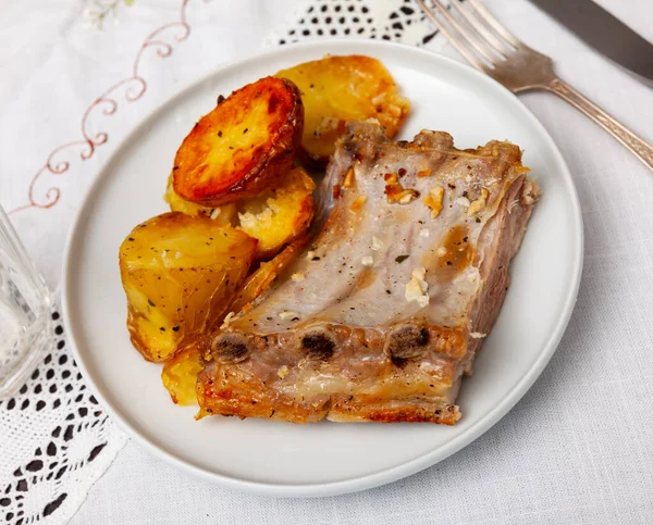 Appetizing Grilled Pork Ribs Vegetable Garnish Baked Potatoes — Stockfoto