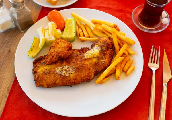 Portion Gebratenes Türkisches Fischfilet Mit Kartoffeln Und Gemüse Serviert Auf — Stockfoto