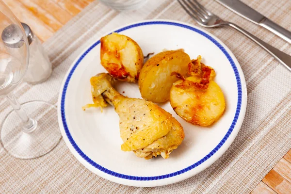 Pyszne Pieczone Pałeczki Kurczaka Warzywami Dekoracji Smażonych Ziemniaków Skórkach Podawane — Zdjęcie stockowe