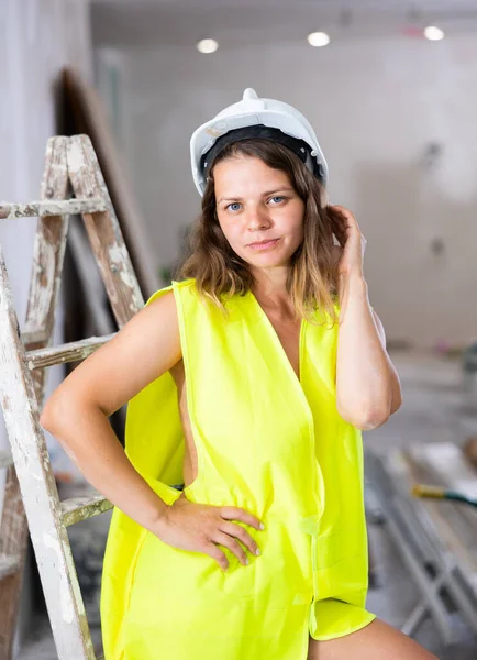 Young Seductive Woman Wearing Yellow Vest Helmet Posing Apartment Repair – stockfoto